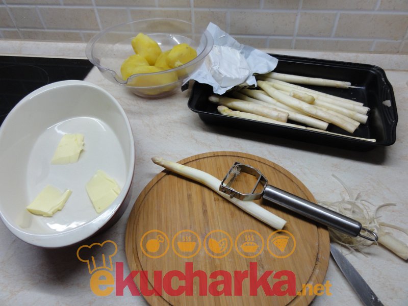 Zapečený bílý chřest se sýrem a bramborami