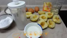 Bábovka s jablky a zakysanou smetanou