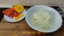 Salát z hlávkového zelí a papriky